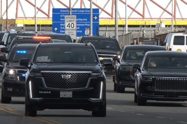 Limousine bọc thép của Trung Quốc sánh đôi "Quái thú" của Tổng thống Mỹ