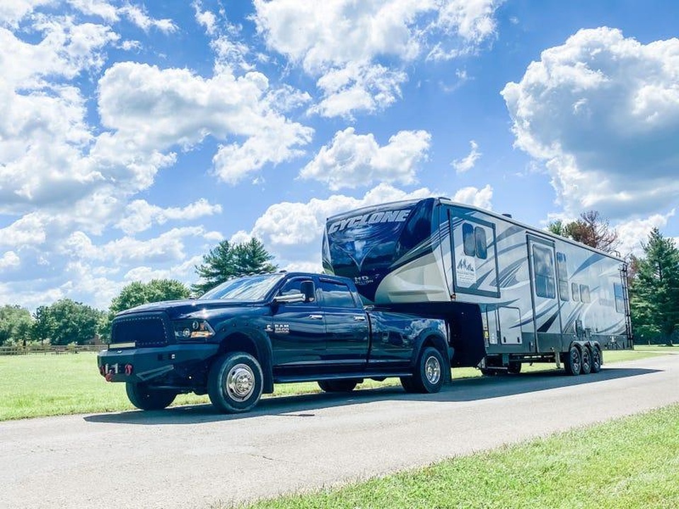 Gia đình 7 người bỏ biệt thự rộng 400m2 chuyển đến sống trên ô tô - 11