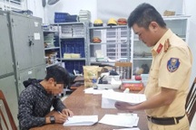 Xử phạt tài xế làm rơi vãi 3 tấn củ sắn trên quốc lộ