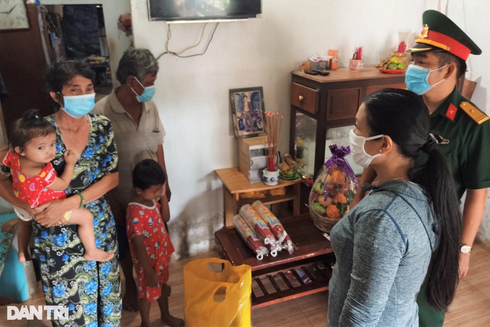 Bà mẹ miền Tây nhận tro cốt: Cuối cùng con nó cũng về nhà nhưng đau quá! - 10 Bà mẹ miền Tây nhận tro cốt: Cuối cùng con nó cũng về nhà nhưng đau quá! - 10