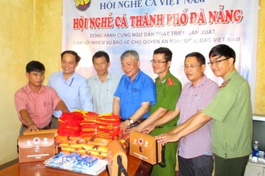 Tặng thuốc, áo phao cho ngư dân Đà Nẵng