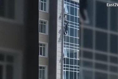 Người hùng cứu em bé treo mình từ cửa sổ tầng 8 tòa chung cư