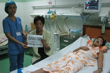 Trao tiền nhân ái đến cháu bé bị viêm não