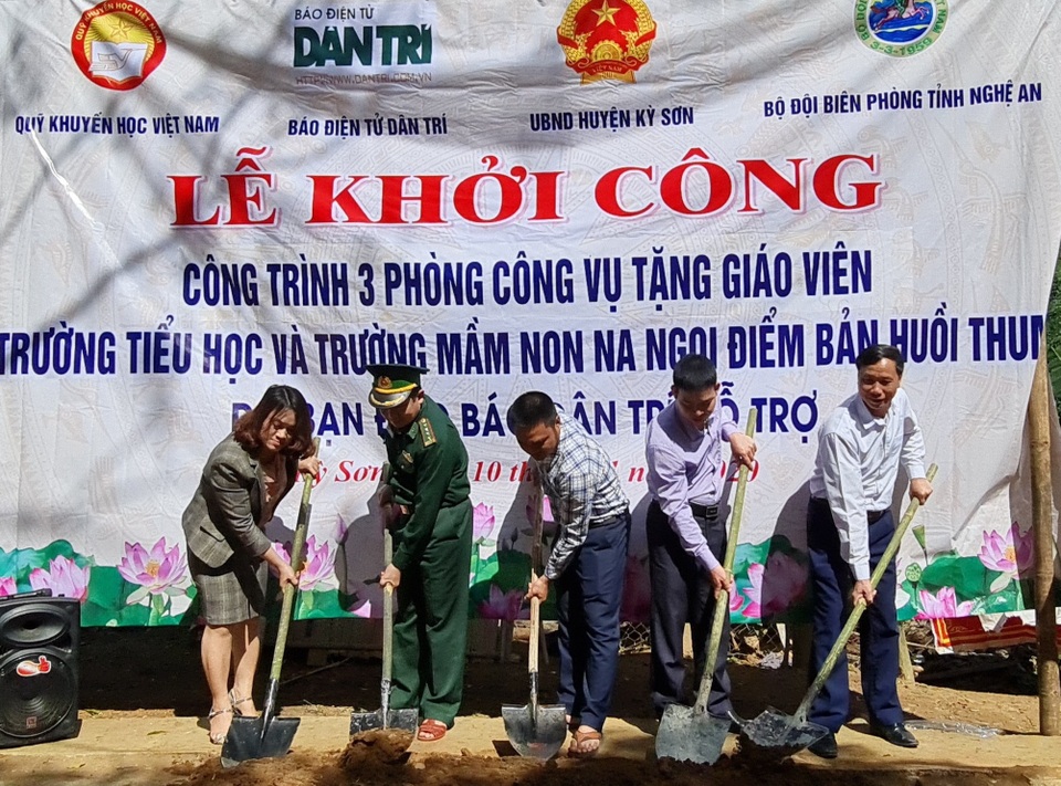 Xây dựng 3 phòng công vụ tặng giáo viên cắm bản vùng biên giới dịp 20/11 - 1 Xây dựng 3 phòng công vụ tặng giáo viên cắm bản vùng biên giới dịp 20/11 - 1