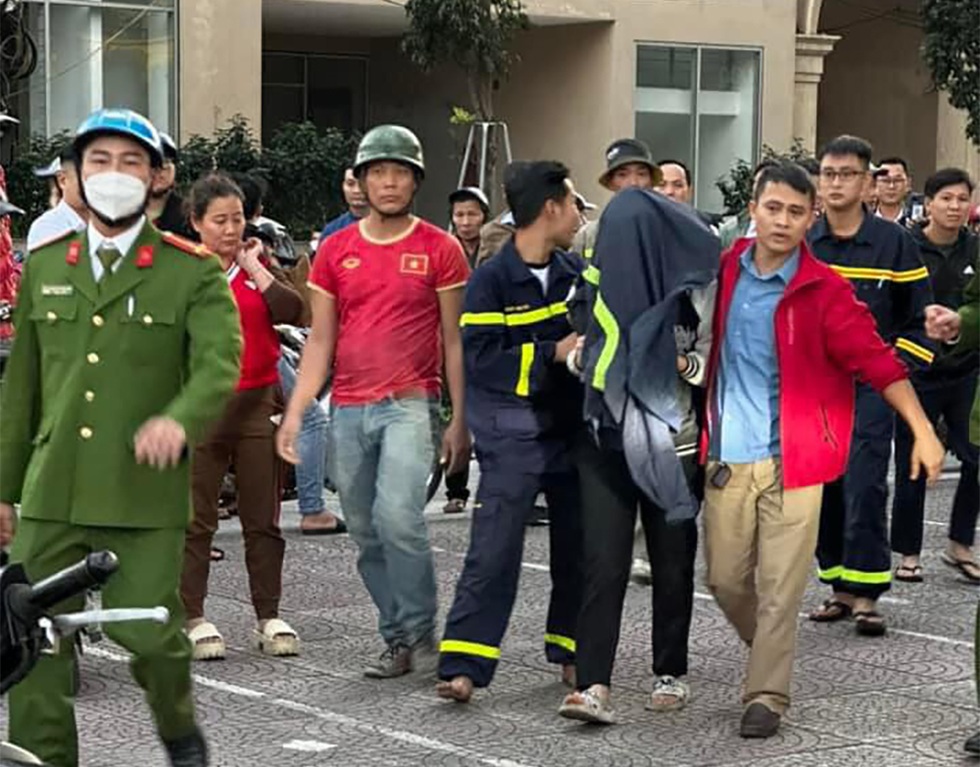 15 giây sinh tử của thiếu tá công an cứu cô gái định nhảy từ tầng 25 - 5 15 giây sinh tử của thiếu tá công an cứu cô gái định nhảy từ tầng 25 - 5