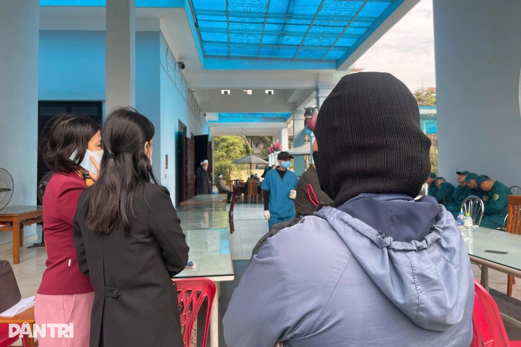 Nữ nhân viên tử vong trong quán cà phê đang nuôi con nhỏ học lớp 1 - 1 Nữ nhân viên tử vong trong quán cà phê đang nuôi con nhỏ học lớp 1 - 1