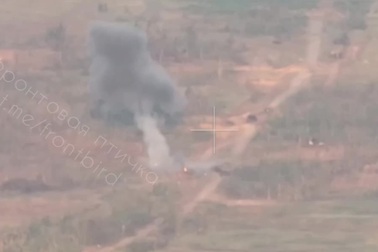 Xe tăng "Kẻ thách thức" của Ukraine trúng tên lửa, bốc cháy dữ dội