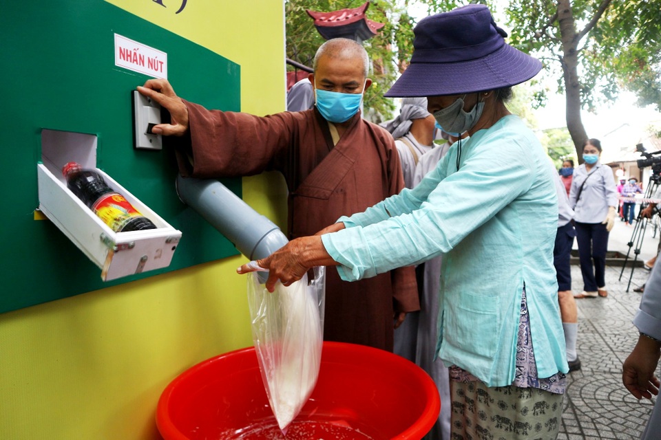 Người dân rơi nước mắt khi nhận quà từ “ATM gạo” đầu tiên tại Hội An - 5 Người dân rơi nước mắt khi nhận quà từ “ATM gạo” đầu tiên tại Hội An - 5