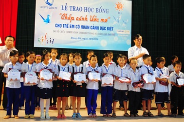 Quảng Trị: 1.055 HS nghèo vượt khó nhận học bổng “Chắp cánh ước mơ”