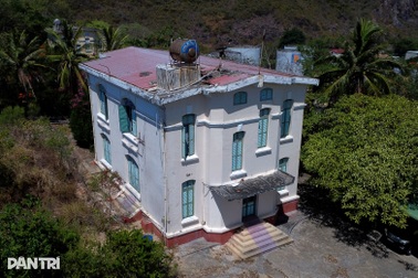 Cảnh hoang tàn tại di tích biệt thự lầu Bảo Đại