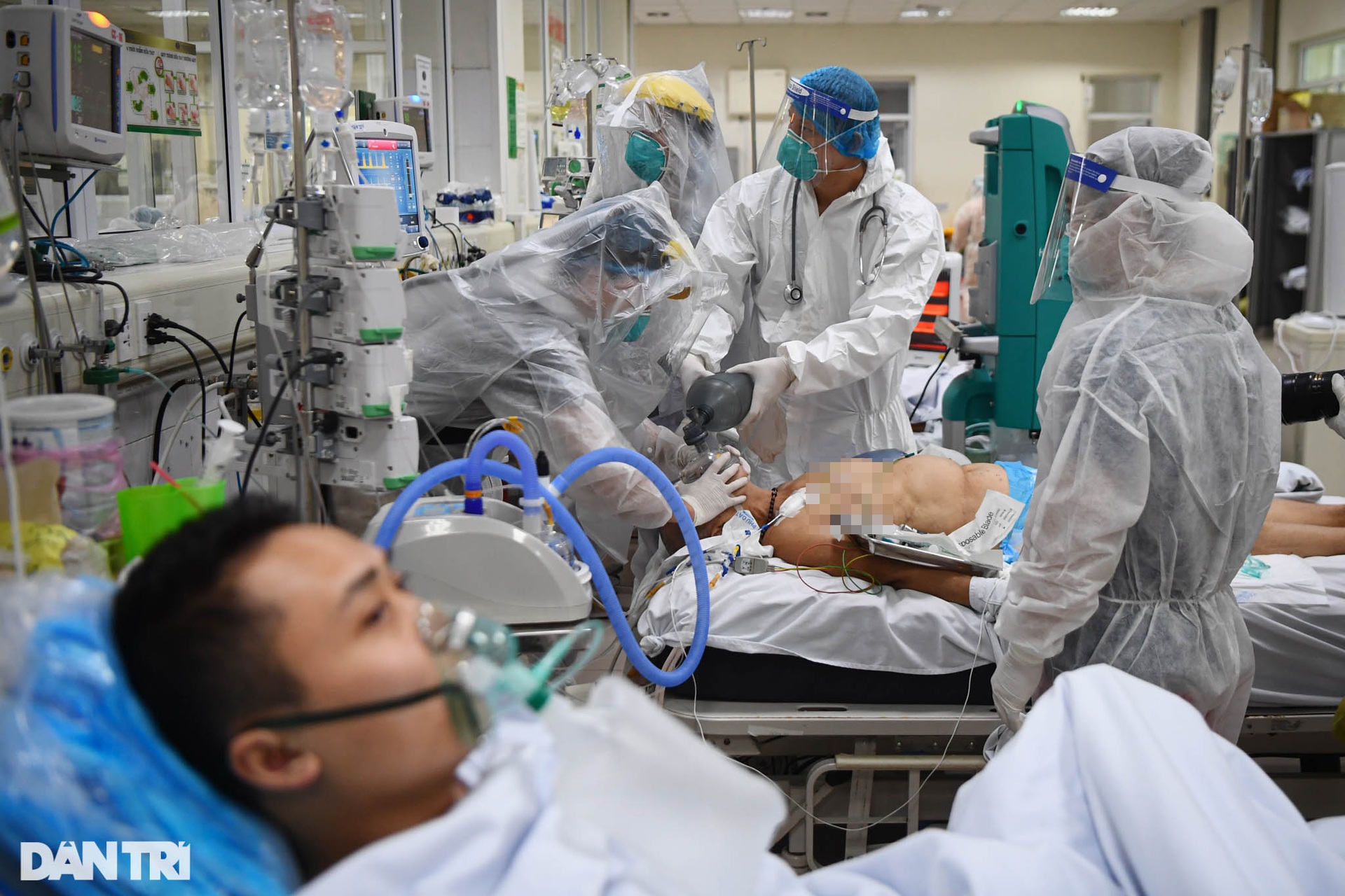 Một ngày trong khu điều trị bệnh nhân Covid-19 triệu chứng nặng ở Hà Nội - 15 Một ngày trong khu điều trị bệnh nhân Covid-19 triệu chứng nặng ở Hà Nội - 15