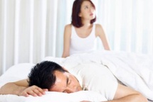 Chồng "quần quật" cả tuần, vợ vẫn khóc cạn nước mắt vì "đói sex"