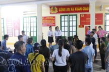 Đi cài mã định danh, người dân bất ngờ "được" mở tài khoản ngân hàng