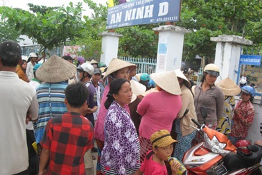 Hàng trăm phụ huynh chen lấn chờ nhận tiền hỗ trợ học sinh nghèo