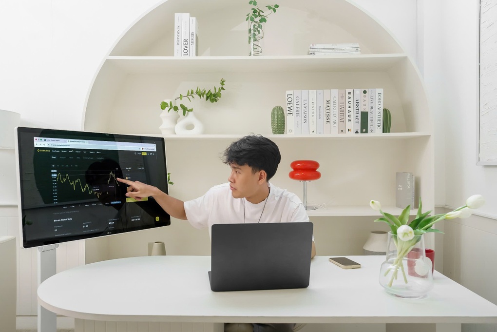 Biến không gian sống thành văn phòng với màn hình LG Smart Monitor Swing - 1
