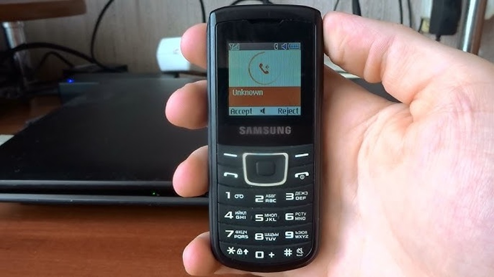 14. Samsung E1100 - Ra mắt năm 2009. Chiếc điện thoại cơ bản của Samsung bán được hơn 150 triệu máy trên toàn cầu (Ảnh: Youtube). 14. Samsung E1100 - Ra mắt năm 2009. Chiếc điện thoại cơ bản của Samsung bán được hơn 150 triệu máy trên toàn cầu (Ảnh: Youtube).