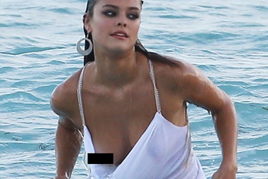 Mải tạo dáng, siêu mẫu bị “lộ hàng”