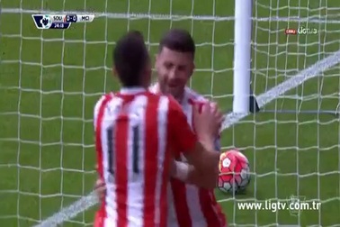 Southampton 1-0 Man City: Long trừng phạt hàng thủ "mơ ngủ"