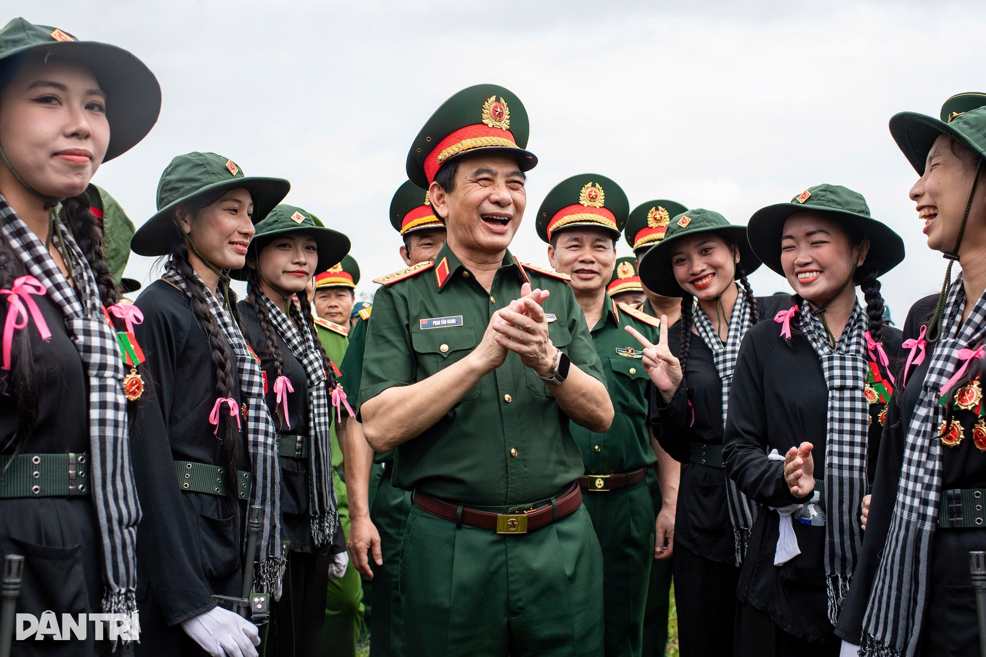 Đại tướng Phan Văn Giang kiểm tra, động viên các khối tham gia diễu binh - 12 Đại tướng Phan Văn Giang kiểm tra, động viên các khối tham gia diễu binh - 12