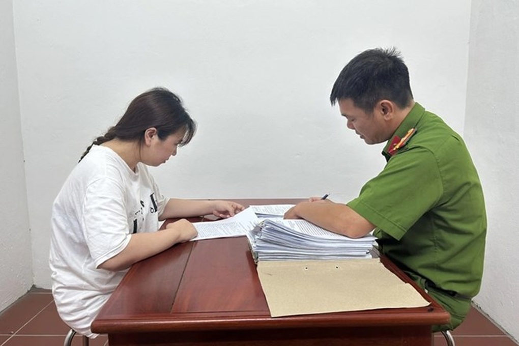 Một phụ nữ bị tạm giữ vì nghi lừa gần 500 triệu đồng làm hồ sơ du học - 1 Một phụ nữ bị tạm giữ vì nghi lừa gần 500 triệu đồng làm hồ sơ du học - 1