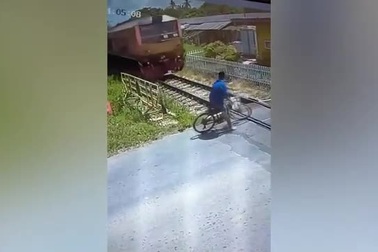 Cố vượt chắn đường sắt, người đàn ông suýt trả giá bằng cả mạng sống