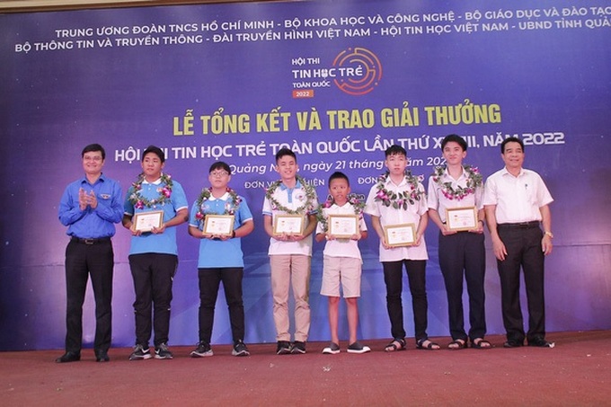 Ban tổ chức trao giải Nhất Hội thi Tin học trẻ toàn quốc lần thứ 28 – năm 2022.