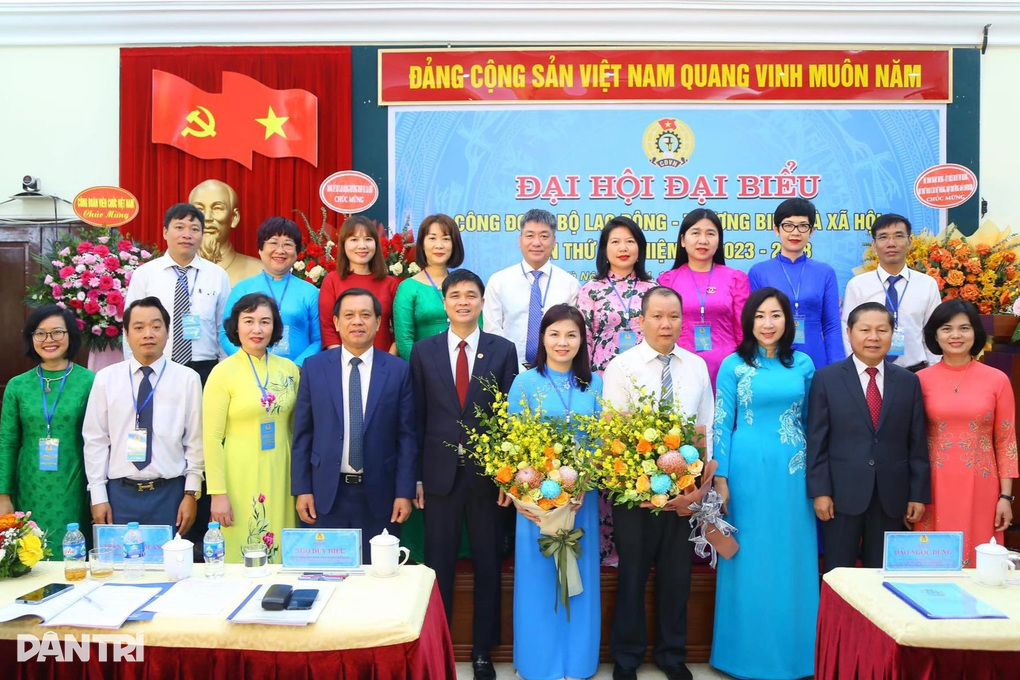 Ban chấp hành Công đoàn Bộ LĐ-TBXH khóa IX ra mắt đại hội - 5 Ban chấp hành Công đoàn Bộ LĐ-TBXH khóa IX ra mắt đại hội - 5