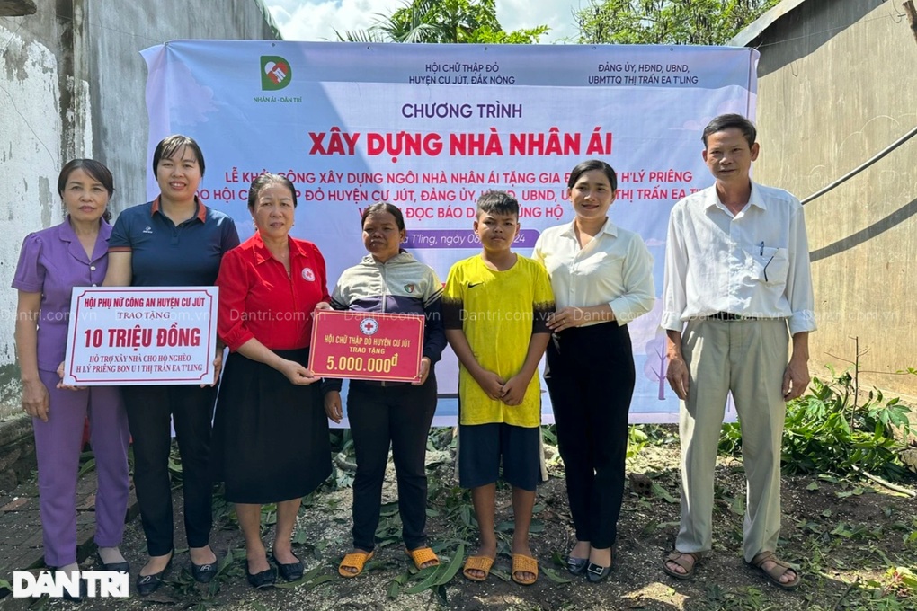 Ba mẹ con sống nhờ trong căn bếp ẩm thấp được xây nhà mới - 4 Ba mẹ con sống nhờ trong căn bếp ẩm thấp được xây nhà mới - 4