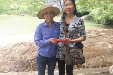 Quảng Bình: Du khách vui mừng nhận lại ví bị rơi