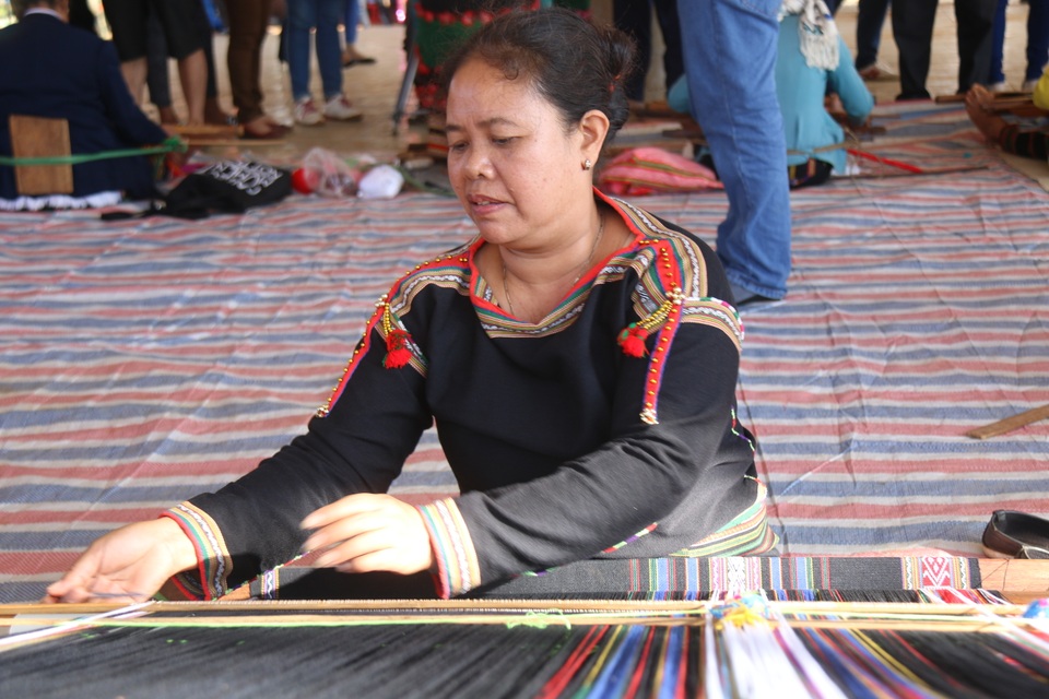 Đắk Nông nỗ lực đưa dệt thổ cẩm thành nghề thoát nghèo - 2 Đắk Nông nỗ lực đưa dệt thổ cẩm thành nghề thoát nghèo - 2