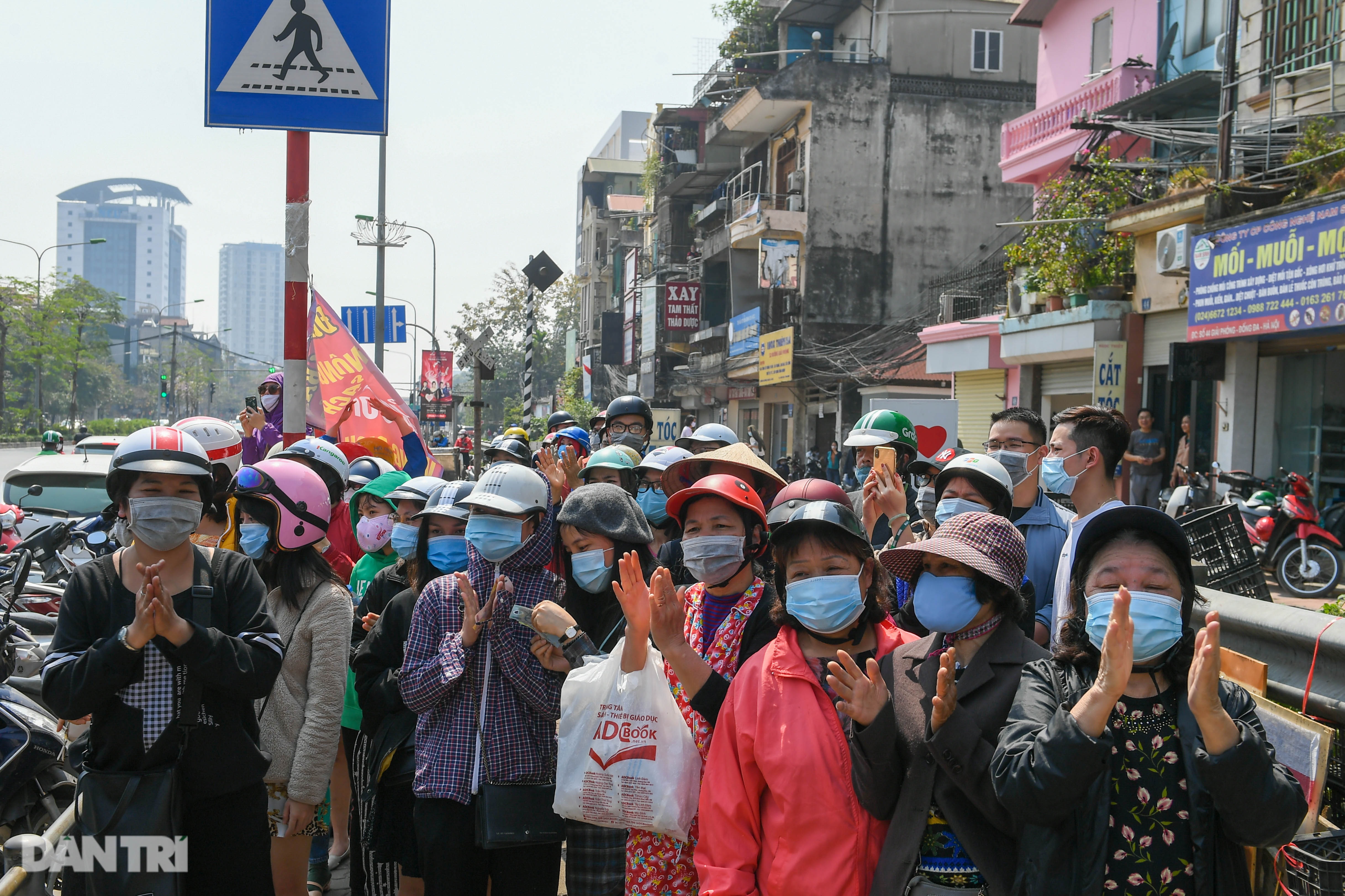 Người Hà Nội giải cứu nông sản: Thương lắm, sốt ruột lắm nên phải ủng hộ - 8 Người Hà Nội giải cứu nông sản: Thương lắm, sốt ruột lắm nên phải ủng hộ - 8