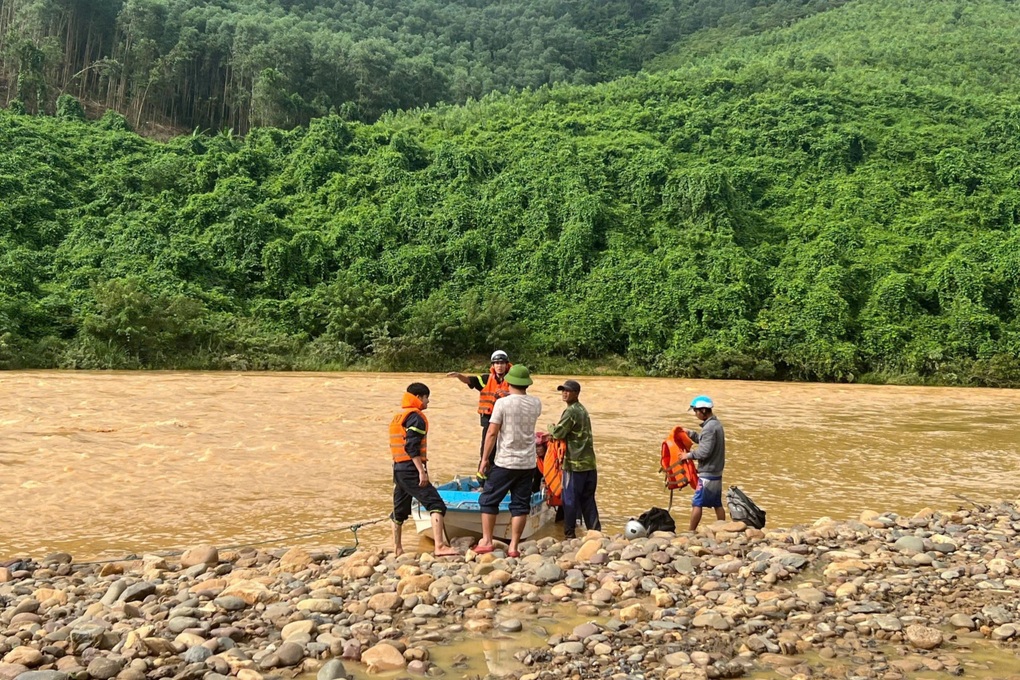 Giải cứu 5 người dân mắc kẹt trong rừng suốt 2 ngày do nước lũ - 1