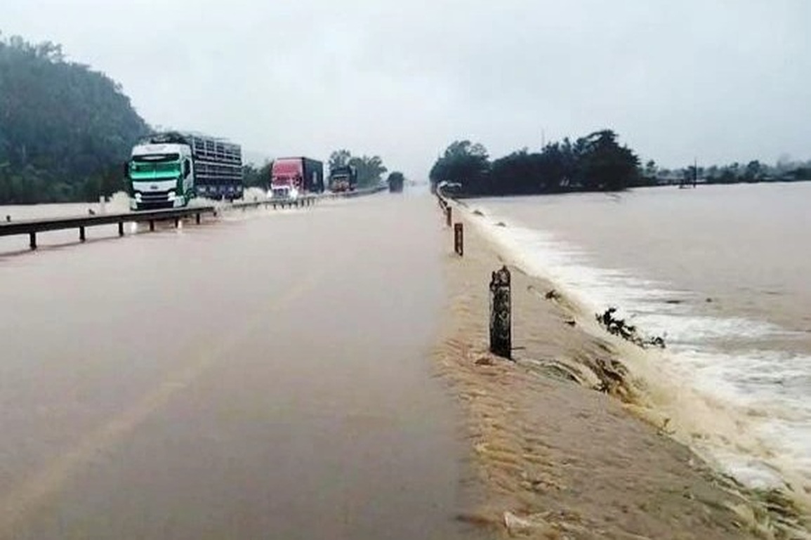 Nước lũ cuồn cuộn kéo theo bùn đất lấp cổng nhà dân, chặn đường đi lại - 8 Nước lũ cuồn cuộn kéo theo bùn đất lấp cổng nhà dân, chặn đường đi lại - 8