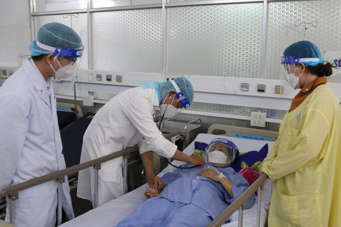 Cô gái phục vụ bàn khóc nghẹn cầu xin những tấm lòng nhân ái cứu mạng mẹ - 2 Cô gái phục vụ bàn khóc nghẹn cầu xin những tấm lòng nhân ái cứu mạng mẹ - 2