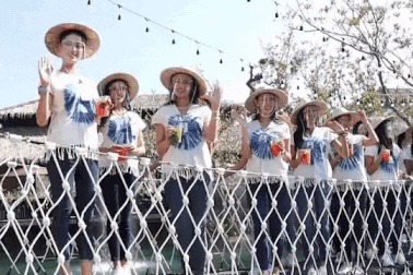 Khoảnh khắc dàn người đẹp ngã xuống hồ vì... đứt cầu