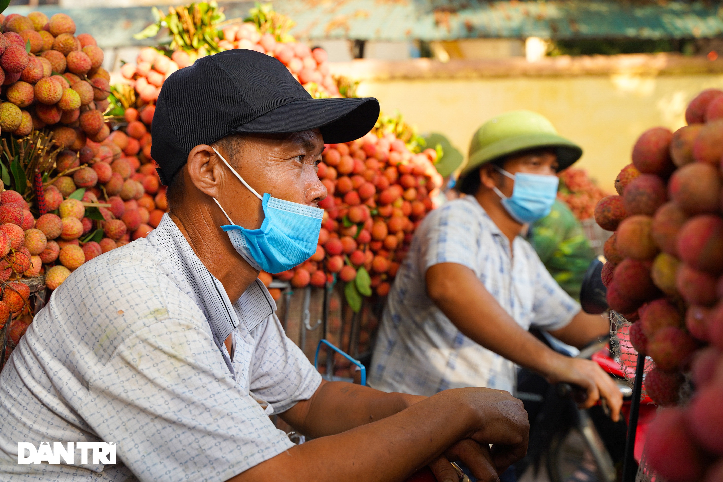 Bắc Giang: Xe chở vải thiều nối đuôi nhau dài hàng cây số ra các trạm cân - 7 Bắc Giang: Xe chở vải thiều nối đuôi nhau dài hàng cây số ra các trạm cân - 7