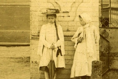 Giải mã “cô bé bí ẩn” xuất hiện trong hàng loạt bức ảnh cổ