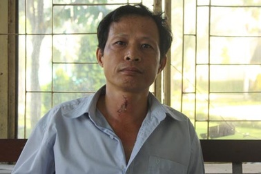 Một công an mang quyết định phân công công tác đi cầm nợ