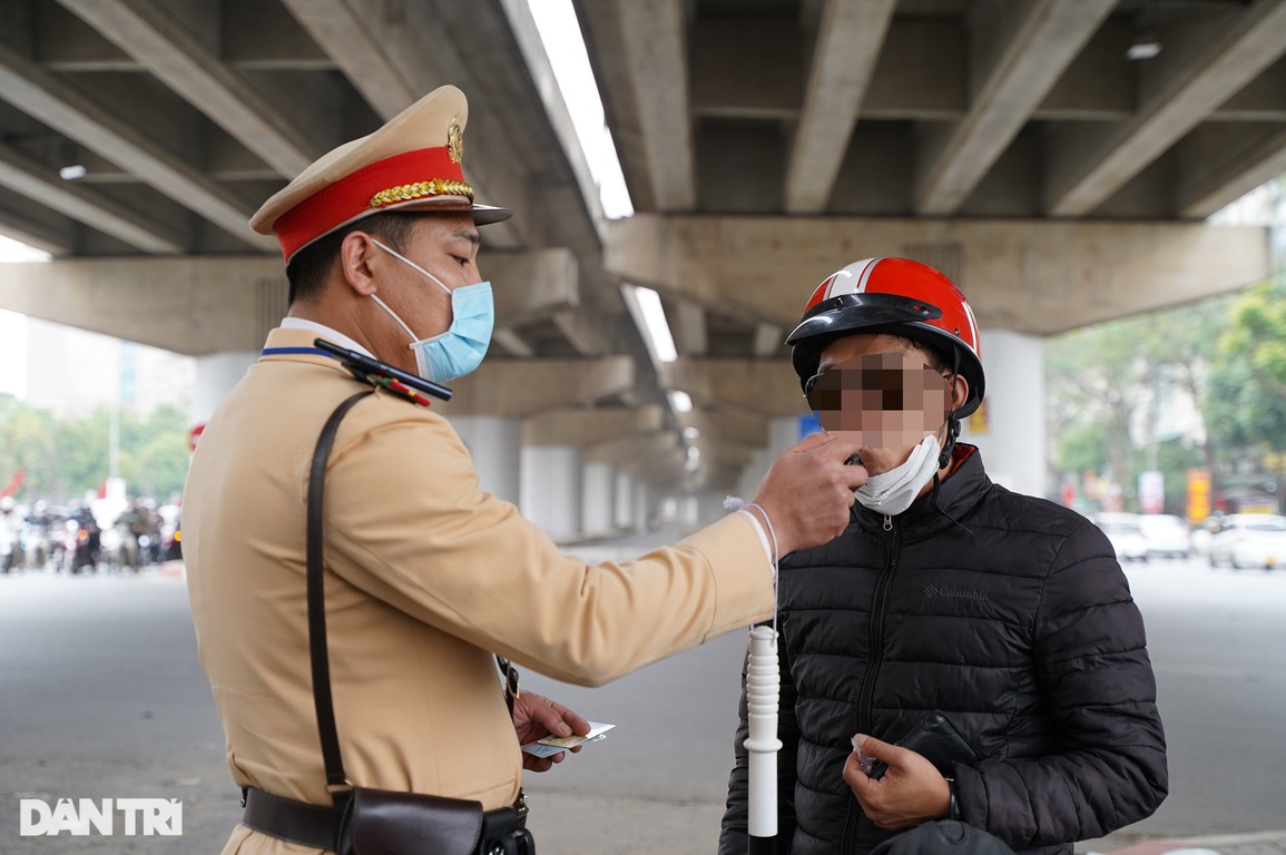 Ma men ở Hà Nội bị xử phạt vì vui miệng làm vài chén ngày cúng ông Táo - 2 Ma men ở Hà Nội bị xử phạt vì vui miệng làm vài chén ngày cúng ông Táo - 2