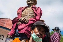 Lôi xác chết ra khỏi mộ, cho ăn mặc đẹp rồi chụp “selfie”