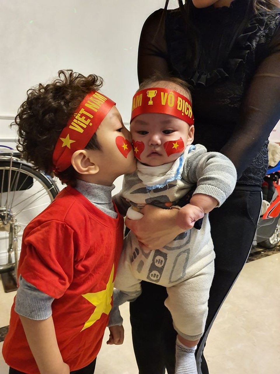 Tuấn Hưng bật khóc khi gọi Facetime với Văn Hậu, Trọng Hoàng sau chiến thắng lịch sử - 3 Tuấn Hưng bật khóc khi gọi Facetime với Văn Hậu, Trọng Hoàng sau chiến thắng lịch sử - 3