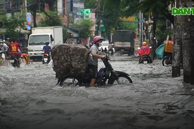 Người bán hàng… "ngáp ruồi" vì mưa dầm cả ngày ở TPHCM