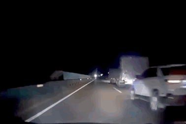 SUV lật ngửa giữa đường cao tốc vì luồn lách để vượt tốc độ cao