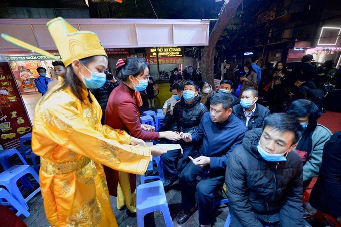 Ngày Vía Thần Tài chưa từng có: Không xếp hàng chen chúc, ai cũng đeo khẩu trang kín mít - Ảnh 2.