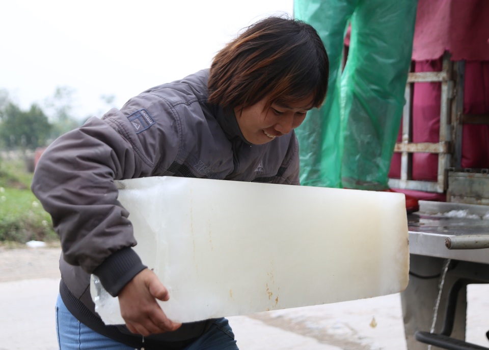 Hà Nội: Đông giá hơn 10 độ C, thợ nước đá vẫn miệt mài làm việc - 5