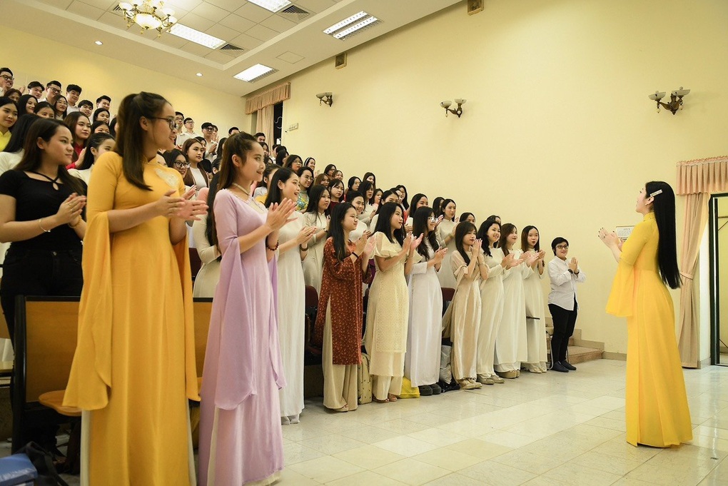 Phương Nga hát Bài ca người giáo viên nhân dân tri ân các thầy cô - 4 Phương Nga hát Bài ca người giáo viên nhân dân tri ân các thầy cô - 4