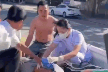 Hô hấp, ép tim cứu người bị đuối nước ngay trên thùng xe đang chạy