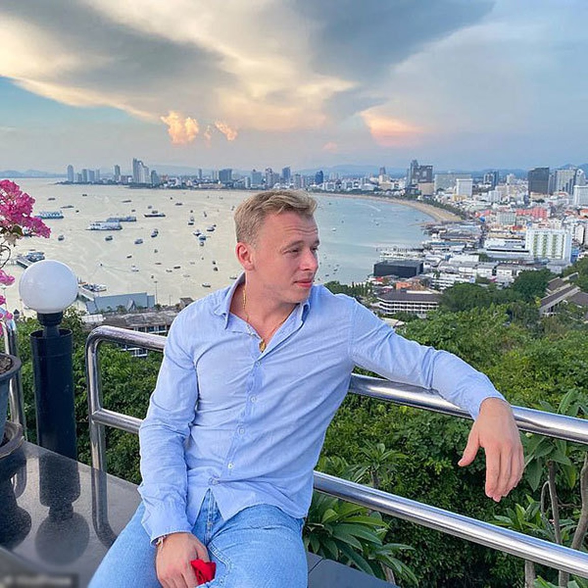 Nữ đạo chích vờ ôm du khách thân mật rồi thó mất dây chuyền vàng - 2 Nữ đạo chích vờ ôm du khách thân mật rồi thó mất dây chuyền vàng - 2