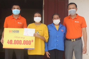 Nữ sinh nghèo trước ngày nhập học tiếp tục được giúp đỡ 40 triệu đồng