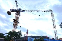 Cẩu tháp tại dự án chung cư căn hộ cao cấp bị gãy đôi